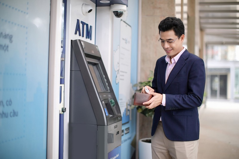 Với thẻ tín dụng, bạn có thể dễ dàng rút tiền tại cây ATM